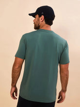 Load image into Gallery viewer, Model Back: Uv Line T-Shirt Pour Homme T-Shirt New Fit Textura Masc Verde Jade Upf50+