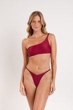 Load image into Gallery viewer, Model Front: Rio De Sol Haut Top Touch-Carmim Isadora