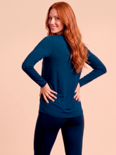 Load image into Gallery viewer, Model Back: Uv Line T-Shirt Longsleeve Uvpro Fem Cobalt Upf50+