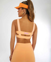 Load image into Gallery viewer, Model Back: Alto Giro Fitness Haut Top Verticale Detalhe Tiras Laranja Gym