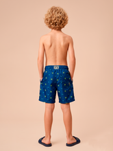 Load image into Gallery viewer, Model Back: Uv Line Maillot De Bain Garçon Shorts Acqua Kids Pirates Fun Upf50+