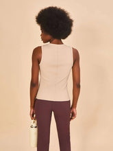Load image into Gallery viewer, Model Back: Uv Line Fitness Haut Regata Fem Ribbed Sand Upf50+