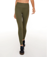 Load image into Gallery viewer, Model Front: Alto Giro Fitness Bas Legging Hyper Zero Verde Olive