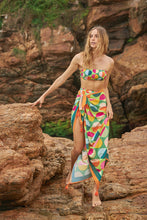 Load image into Gallery viewer, Image 11: Rio De Sol Ensemble Set Garden-City Bandeau-Reto Hotpant-Cos