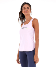 Load image into Gallery viewer, Model Front: Alto Giro Fitness Haut Regata Skin Fit Inspiracionais Rosa Soft