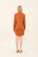 Load image into Gallery viewer, Model Back: Uv Line Chemise Shirtdress Copenhagen Caramelo Upf50+