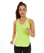 Load image into Gallery viewer, Model Front: Alto Giro Fitness Haut Regata Skin Fit Alongada Gola V Verde Acidlime