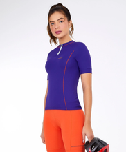Load image into Gallery viewer, Model Front: Alto Giro Fitness Haut T-Shirt Skin Fit Biker Com Bolsos Roxo Eletric