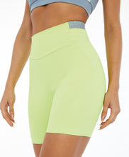 Load image into Gallery viewer, Model Front: Alto Giro Fitness Bas Bermuda Hyper Elastico Costas Verde Sharp