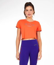 Load image into Gallery viewer, Model Front: Alto Giro Fitness Haut T-Shirt Cropped Skin Fit Gym Laranja Pitanga