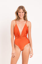 Load image into Gallery viewer, Model Front: Rio De Sol Une Pièce Shimmer-Paprica New Vegas