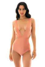 Load image into Gallery viewer, Model Front: Rio De Sol Une Pièce Trikini Ouro Rosa
