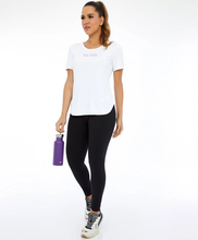 Load image into Gallery viewer, Model Front: Alto Giro Fitness Haut T-Shirt Skin Fit Inspiracional Branco Optico