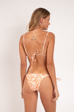 Load image into Gallery viewer, Model Back: Rio De Sol Ensemble Set Sahari Lia Lacinho