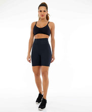 Load image into Gallery viewer, Model Front: Alto Giro Fitness Bas Bermuda Hyper Com Bolsos Laterais Preto