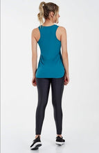 Load image into Gallery viewer, Model Back: Alto Giro Fitness Haut Regata Skin Fit Alongada Gola V Verde Strong