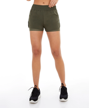 Load image into Gallery viewer, Model Front: Alto Giro Fitness Bas Shorts Tecnospan Abertura Lateral Verde Militar