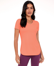 Load image into Gallery viewer, Model Front: Alto Giro Fitness Haut T-Shirt Skin Fit Alongada Gola V Laranja Melon