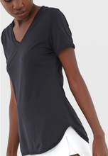 Load image into Gallery viewer, Image 05: Alto Giro Fitness Haut T-Shirt Skin Fit Alongada Gola V Preto