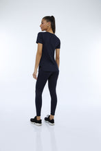Load image into Gallery viewer, Model Back: Alto Giro Fitness Haut T-Shirt Skin Fit Inspiracionais Preto