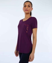 Load image into Gallery viewer, Model Front: Alto Giro Fitness Haut T-Shirt Skin Fit Inspiracionais Roxo