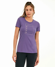 Load image into Gallery viewer, Model Front: Alto Giro Fitness Haut T- Shirt Skin Fit Inspiracional Roxo Potion