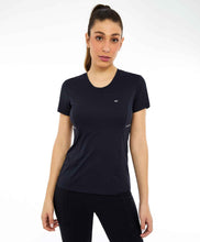 Load image into Gallery viewer, Model Front: Alto Giro Fitness Haut T-Shirt Skin Fit Recortes Com Refletivos Preto