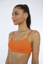 Load image into Gallery viewer, Model Front: Alto Giro Fitness Haut Top Hyper Costas Decotada Laranja Orangeade