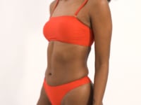 Load and play video in Gallery viewer, Video: Rio De Sol Haut Top Rouge Bandeau-Reto