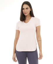 Load image into Gallery viewer, Model Front: Alto Giro Fitness Haut T-Shirt Skin Fit Alongada Gola V Rosa Respire
