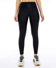 Load image into Gallery viewer, Image 02: Alto Giro Fitness Bas Legging Couro Com Recorte Rebatidos Preto
