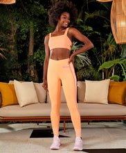 Load image into Gallery viewer, Model Front: Alto Giro Fitness Haut Top Verticale Detalhe Tiras Laranja Gym
