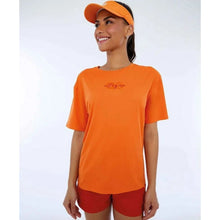 Load image into Gallery viewer, Model Front: Alto Giro Fitness Haut T-Shirt Skin Fit Make It Fun Laranja Gym
