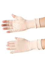 Load image into Gallery viewer, Model Front: Uv Line Gants Meduim Gloves Long Fingerss Uni Beige Upf50+

