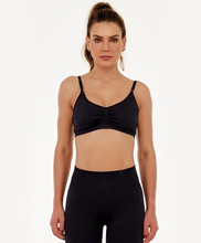 Load image into Gallery viewer, Model Front: Alto Giro Fitness Haut Top Sem Costura Essential Preto
