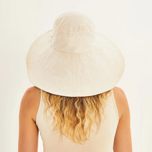 Load image into Gallery viewer, Model Back: Uv Line Chapeau Souple/Capeline Beverly Hills Areia Upf50+
