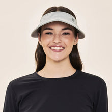 Load image into Gallery viewer, Model Front: Uv Line Visière Visor Pontal Cinza Upf50+
