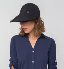 Load image into Gallery viewer, Model Front: Uv Line Casquette Visor Capri Colors Nac Fem Black Upf50+
