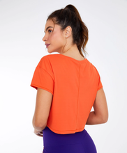 Load image into Gallery viewer, Model Back: Alto Giro Fitness Haut T-Shirt Cropped Skin Fit Gym Laranja Pitanga
