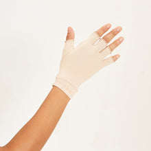 Load image into Gallery viewer, Model Back: Uv Line Gants Meduim Gloves Long Fingerss Uni Beige Upf50+
