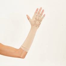Load image into Gallery viewer, Model Back: Uv Line Gants Long Gloves Uni Chocolate Upf50+
