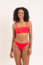 Load image into Gallery viewer, Model Front: Rio De Sol Haut Top Rouge Bandeau-Reto
