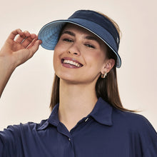 Load image into Gallery viewer, Model Front: Uv Line Visière Visor Bali Fem Navy Light Blue Upf50+
