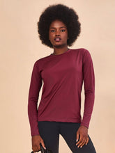 Load image into Gallery viewer, Model Front: Uv Line T-Shirt Longsleeve Uvpro Vermelho Quimado Upf50+
