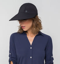 Load image into Gallery viewer, Model Front: Uv Line Casquette Capri Colors Preto Upf50+

