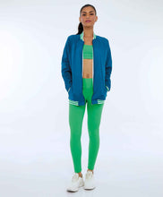 Load image into Gallery viewer, Model Front: Alto Giro Fitness Haut Jaqueta Aerofit Bomber Com Punhos Verde Deep Lagon
