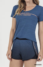 Load image into Gallery viewer, Model Front: Alto Giro Fitness Haut Top Fit Rajado
