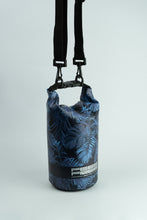 Load image into Gallery viewer, Model Back: Feelfree Sac De Plage Dry Tube 1,5L Tropical Mid Night Blue
