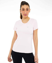 Load image into Gallery viewer, Model Front: Alto Giro Fitness Haut T-Shirt Skin Fit Recortes Com Refletivos Branco Optico

