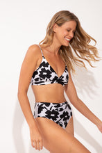 Load image into Gallery viewer, Image 06: Rio De Sol Bas Bottom Poppy Hotpants
